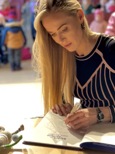 Jovita Mazina pasirašo knygoje